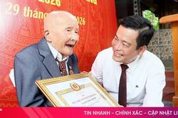 Trao tặng Huy hiệu 80 năm tuổi Đảng cho đảng viên ở xã Hương Sơn