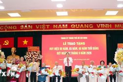 Chủ tịch Quốc hội Trần Thanh Mẫn trao Huy hiệu Đảng tại Th&agrave;nh phố Hồ Ch&iacute; Minh