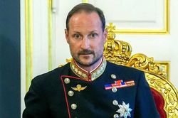 Thái tử Haakon VIII trở thành Nhà vua Na Uy