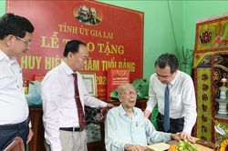 Trao Huy hiệu 80 năm tuổi Đảng cho hai đảng viên lão thành tại Quy Nhơn