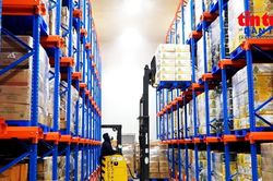 Chuyển đổi số nh&agrave; m&aacute;y v&agrave; kho vận x&oacute;a những 'ốc đảo c&ocirc;ng nghệ'