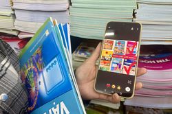 Phụ huynh TP Hồ Chí Minh xếp hàng mua sách giáo khoa xuyên lễ