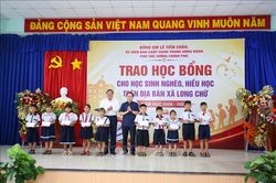 Trao học bổng cho 130 học sinh nghèo hiếu học tại Tây Ninh​