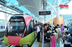 Người d&acirc;n Thủ đ&ocirc; phấn khởi sử dụng hệ thống giao th&ocirc;ng c&ocirc;ng cộng miễn ph&iacute;