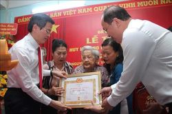Trao Huy hiệu 80 năm tuổi Đảng tặng đảng viên lão thành tại Cà Mau