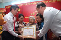 Trao Huy hiệu 80 năm tuổi Đảng tặng đảng viên lão thành tại Cà Mau