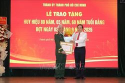 Chủ tịch Quốc hội trao Huy hiệu Đảng tặng các đồng chí lão thành cách mạng