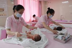 Tỷ lệ sinh Trung Quốc giảm trở lại sau một năm phục hồi
