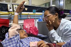 Cậu bé 8 tuổi sống sót giữa dòng lũ Nepal nhờ trèo lên cây, đoàn tụ với mẹ sau những ngày tuyệt vọng