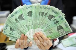 Đồng won tăng gi&aacute; t&aacute;c động hai chiều đến c&aacute;c '&ocirc;ng lớn' b&aacute;n dẫn H&agrave;n Quốc