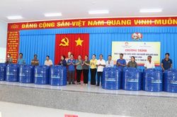 Vĩnh Long trao 160 bồn chứa nước giúp dân xã đảo ứng phó hạn mặn