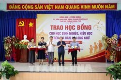 Ph&oacute; Thủ tướng L&ecirc; Tiến Ch&acirc;u trao tặng học bổng cho học sinh ngh&egrave;o hiếu học tại T&acirc;y Ninh