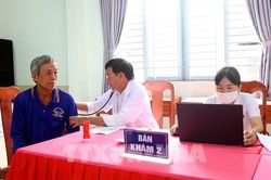 Vĩnh Long đưa dịch vụ y tế miễn phí về tận ấp, khóm cho người dân