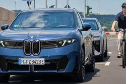 BMW iX3 tăng cường trang bị an toàn