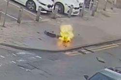 Vỉa h&egrave; bỗng ph&aacute;t nổ, cảnh tượng sau đ&oacute; khiến người đi đường hoảng loạn