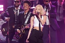 Bruno Mars công khai gọi tên Rosé: 'Bây giờ cô ấy còn chẳng nghe điện thoại của tôi nữa'