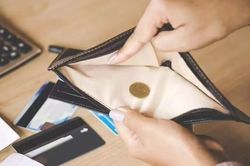 Coi chừng 7 'lỗ rò' tài chính khiến tài sản của bạn bốc hơi