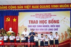 Ph&oacute; Thủ tướng L&ecirc; Tiến Ch&acirc;u trao học bổng cho học sinh ngh&egrave;o