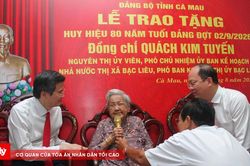 Đảng vi&ecirc;n Qu&aacute;ch Kim Tuyến nhận Huy hiệu 80 năm tuổi Đảng