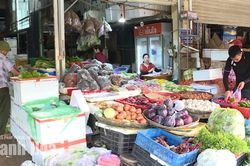 Nguồn cung khan hiếm, giá rau xanh tăng vọt