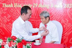 Ph&oacute; B&iacute; thư Tỉnh ủy Trịnh Tuấn Sinh trao Huy hiệu 80 năm tuổi Đảng cho c&aacute;c đảng vi&ecirc;n l&atilde;o th&agrave;nh