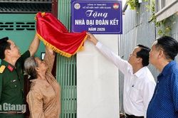 Châu Phong trao 7 căn nhà Đại đoàn kết trị giá gần 500 triệu đồng