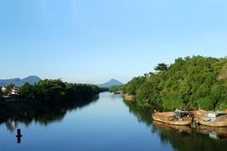 Khói đồng còn bay