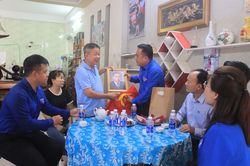 Thành đoàn Đồng Nai trao ảnh phục dựng của liệt sĩ, Mẹ Việt Nam anh hùng, người có công đợt 2