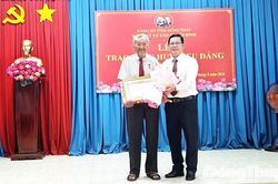 Đồng ch&iacute; Trần Thanh Nguy&ecirc;n trao Huy hiệu Đảng tại x&atilde; T&acirc;n Thuận B&igrave;nh