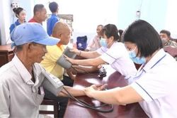 Xã Lai Vung: Khám bệnh, tặng quà cho người dân có hoàn cảnh khó khăn