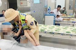Cảnh s&aacute;t giao th&ocirc;ng đưa b&eacute; trai bị sốt cao, co giật cấp cứu kịp thời