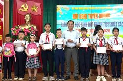 Phường Quy Nhơn Đông khen thưởng giáo viên, học sinh đạt thành tích xuất sắc