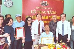 Trưởng Ban Chính sách, chiến lược Trung ương Nguyễn Thanh Nghị trao Huy hiệu 80 năm tuổi Đảng tại tỉnh Gia Lai