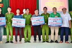 Xã Uar tiếp nhận 280 sim điện thoại hỗ trợ người dân chuyển đổi số