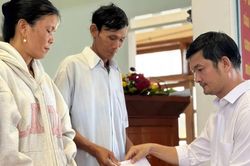 Bình Khê: Trao quà hỗ trợ hộ nghèo và Mẹ Việt Nam anh hùng