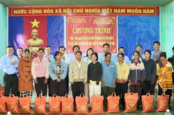 Trao quà cho hộ nghèo và học sinh khó khăn tại xã Lơ Pang