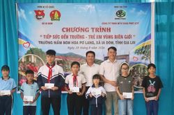 Tiếp sức học sinh vùng biên xã Ia Dom đến trường
