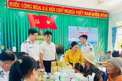 Cảnh s&aacute;t biển kh&aacute;m bệnh, tặng qu&agrave; đồng b&agrave;o d&acirc;n tộc thiểu số x&atilde; Đak Pơ