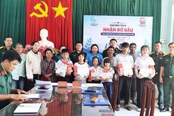 Nhận đỡ đầu, trao quà cho 6 học sinh mồ côi, có hoàn cảnh khó khăn xã Phước Hậu