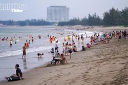 Đông đảo du khách về biển Bình Sơn - Ninh Chử ngày đầu nghỉ lễ 2-9