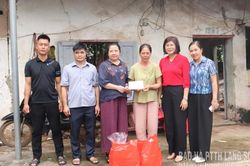 Thăm, trao quà hỗ trợ người dân phường Kỳ Lừa bị ảnh hưởng bởi cơn bão số 4