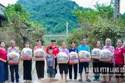 Trao hỗ trợ người dân vũng lũ xã Tân Đoàn