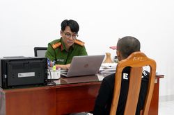 Đối tượng truy n&atilde; về tội m&ocirc;i giới mại d&acirc;m ra đầu th&uacute;