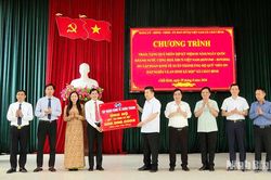 Tập đoàn Kinh tế Xuân Thành trao tặng quà tại xã Chất Bình
