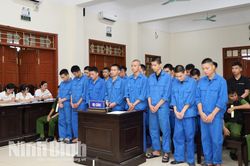 X&eacute;t xử 21 thanh thiếu ni&ecirc;n về tội &ldquo;G&acirc;y rối trật tự c&ocirc;ng cộng&rdquo; v&agrave; &ldquo;Cố &yacute; g&acirc;y thương t&iacute;ch&rdquo;