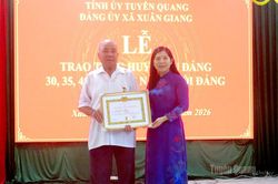 Phó Chủ tịch HĐND tỉnh Lê Thị Thanh Trà trao Huy hiệu Đảng tại Đảng bộ xã Xuân Giang và Bằng Lang