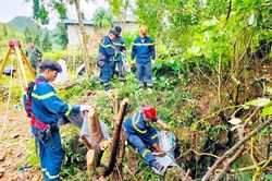 Căng m&igrave;nh đưa nạn nh&acirc;n từ độ s&acirc;u hơn 40m l&ecirc;n khỏi hang