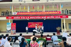Hướng dẫn kỹ năng lái xe an toàn cho gần 1.200 giáo viên, học sinh