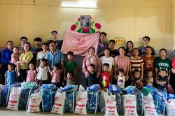 Tặng qu&agrave; học sinh Điểm trường mầm non Khuổi Lu&ocirc;ng