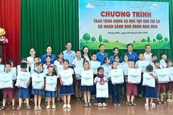 Trao 306 suất dụng cụ học tập cho học sinh khó khăn